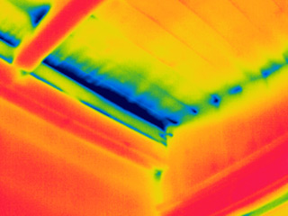Strömunsfahne im Thermogramm zeigen die undichte Dampfbremse auf